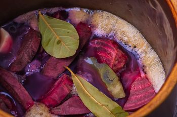 Zakwas na barszcz się pieni? Wielu nie wie, co to oznacza