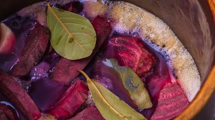 Zakwas na barszcz się pieni? Wielu nie wie, co to oznacza