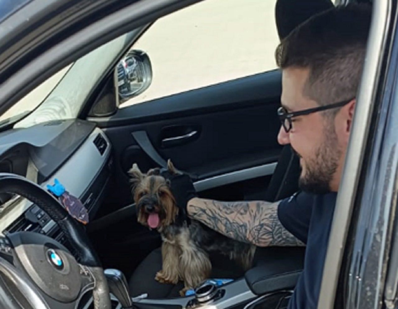 Zajrzeli do auta na parkingu w Żyrardowie. Policja nie miała wyboru