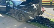 BMW wylądowało na słupie trakcji tramwajowej. Kierowca w szpitalu