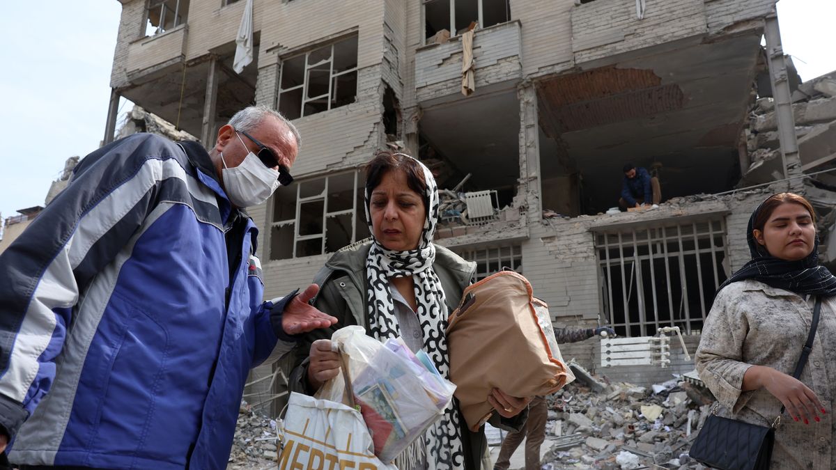 ranians collect their belongings among the rubble of their damaged residential buildings in central Tehran, Iran, 12 March 2026. A joint Israeli and US military operation continues to target multiple locations across Iran since the early hours of 28 February 2026. EPA/ABEDIN TAHERKENAREH Dostawca: PAP/EPA.