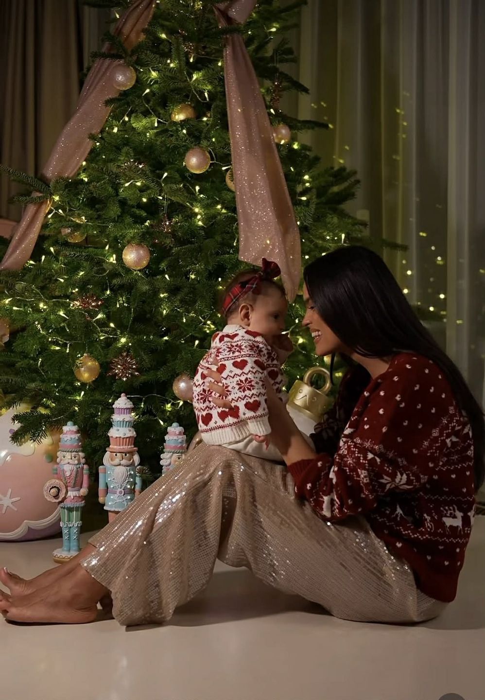 Klaudia El Dursi z córeczką ze świątecznymi życzeniami