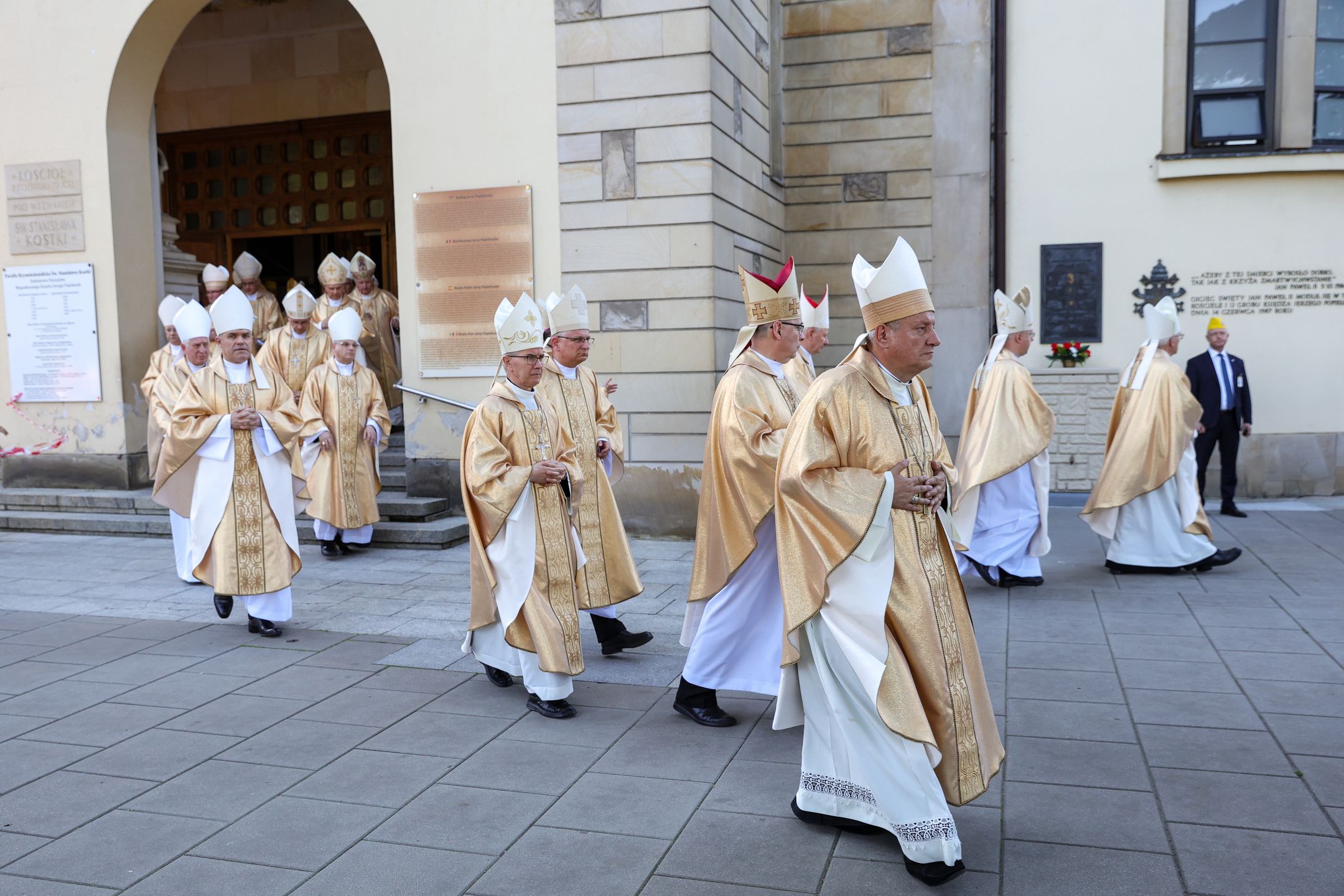 Biskupi z Konferencji Episkopatu Polski w trakcie uroczystości