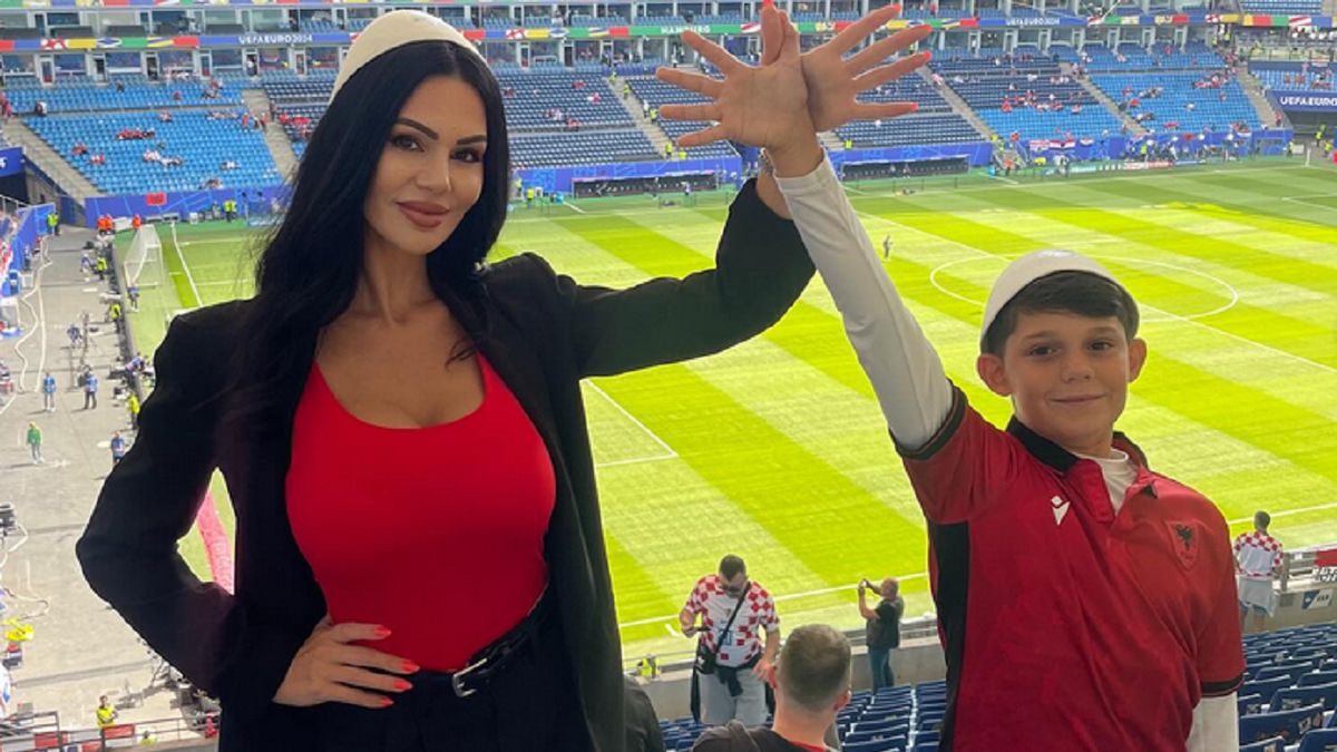 36-latka na meczu Albania-Chorwacja pojawiła się razem z synem