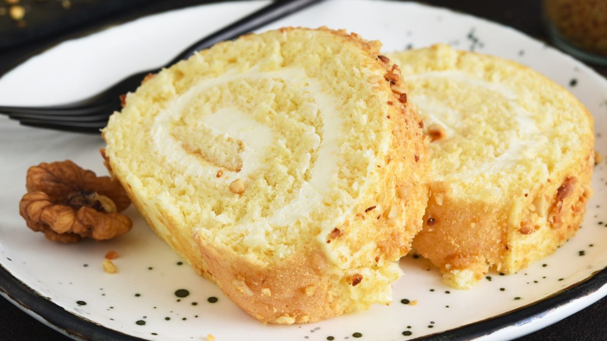 Rolada biszkoptowa z kremem i orzechami włoskimi