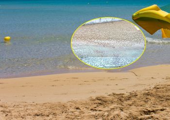 Wyjątkowy widok na plaży. Mężczyzna narysował dziesiątki serc