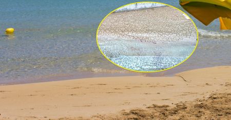 Wyjątkowy widok na plaży. Mężczyzna narysował dziesiątki serc