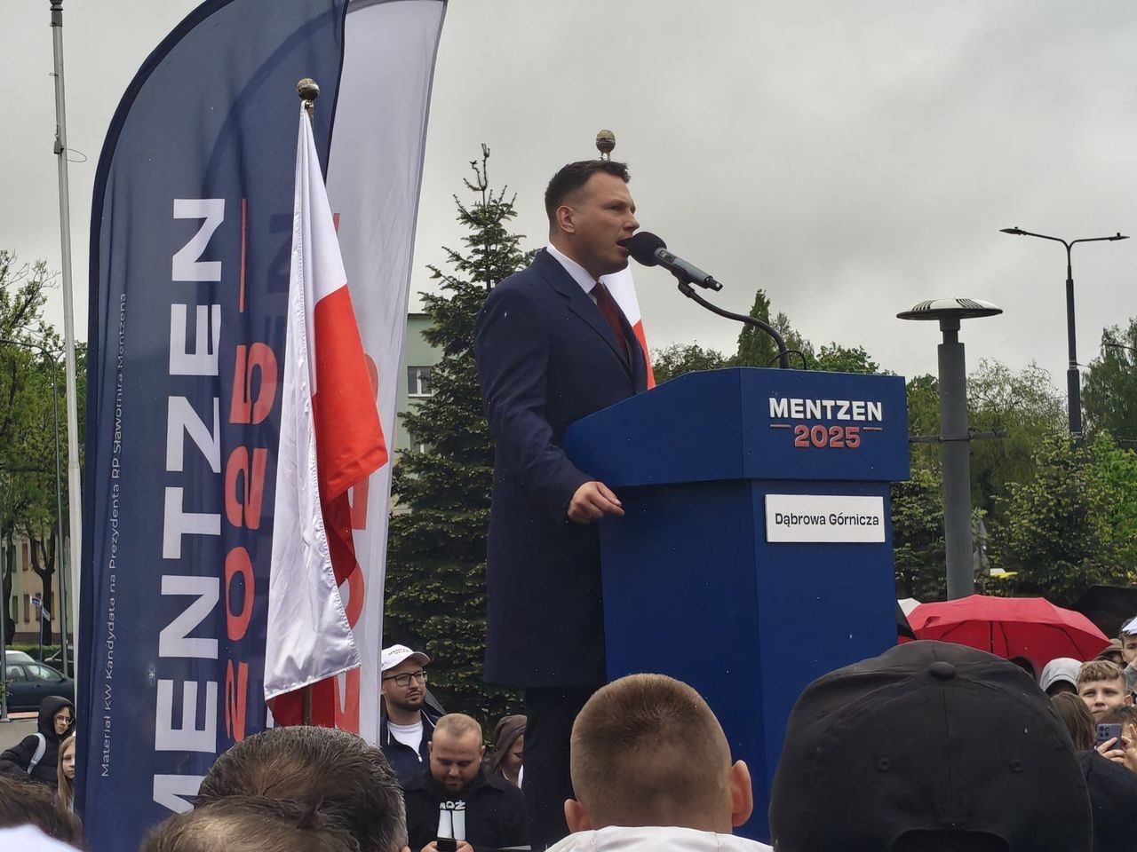 Wizyta Sławomira Mentzena z wyborcami w Dąbrowie Górniczej. Tłumy pod Pałacem Kultury Zagłębia