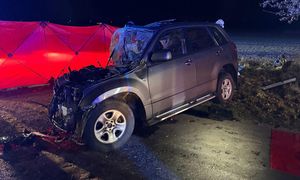 Koszmarny wypadek. Zatrzymali się na drzewie. Nie żyje jedna osoba