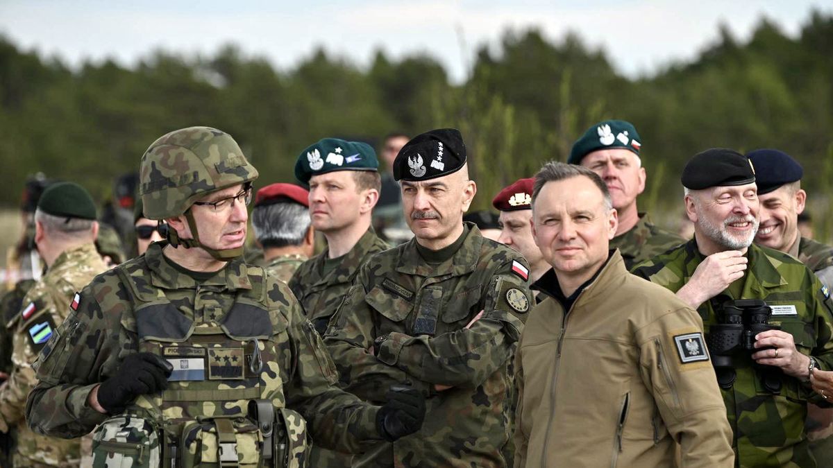 Prezydent Andrzej Duda i dwaj najwyżsi rangą dowódcy: gen. Tomasz Piotrowski (z l., w hełmie) i gen. Rajmund Andrzejczak