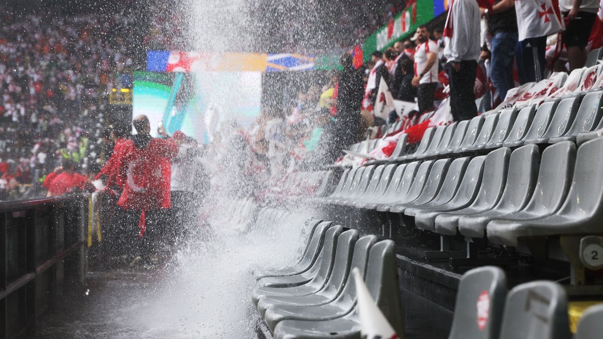 Water pours down from the roof before the UEFA EURO 2024 group F soccer match between Turkey and Georgia, in Dortmund, Germany, 18 June 2024. EPA/FRIEDEMANN VOGEL Dostawca: PAP/EPA.