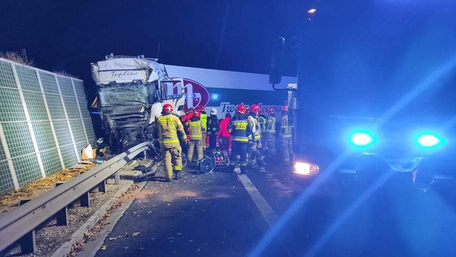Wypadek na S8. Tir zderzył się z autobusem. Wielu rannych 