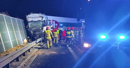 Wypadek na S8. Tir zderzył się z autobusem. Wielu rannych