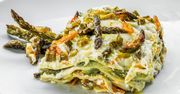 Szybka sezonowa lasagne. Przekładasz łodygami, zalewasz sosem i zapiekasz