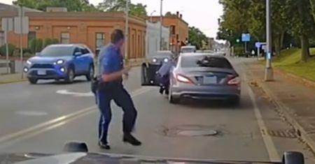Uciekł w czasie kontroli i pociągnął za sobą policjanta. Nagranie z USA