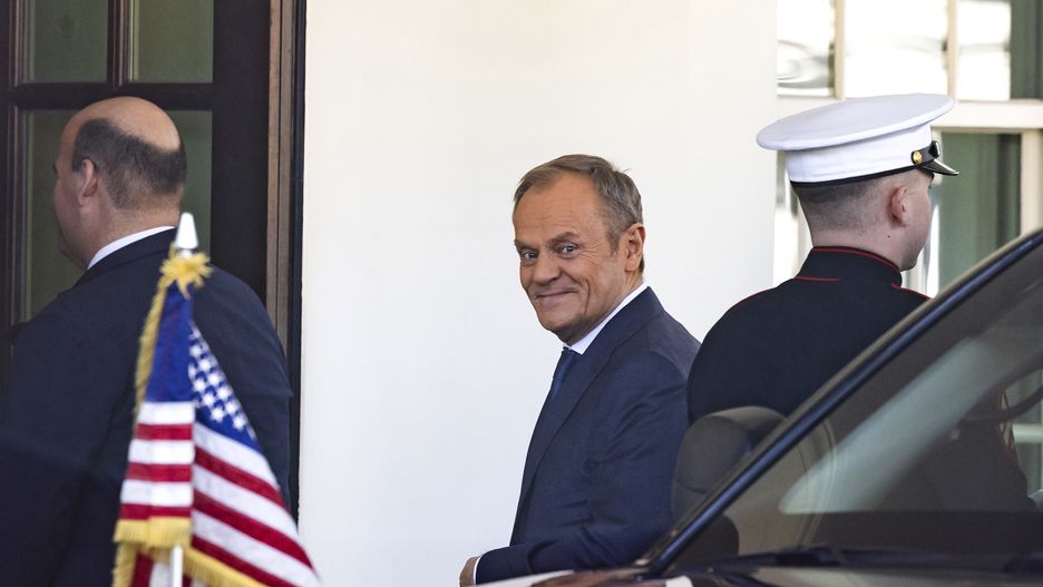 Polish President Andrzej Duda (C) walks inside the West Wing to meet with US President Joe Biden at the White House in Washington, DC, USA, 12 March 2024. Polish Prime Minister Donald Tusk also attended the meeting. EPA/JIM LO SCALZO Dostawca: PAP/EPA.