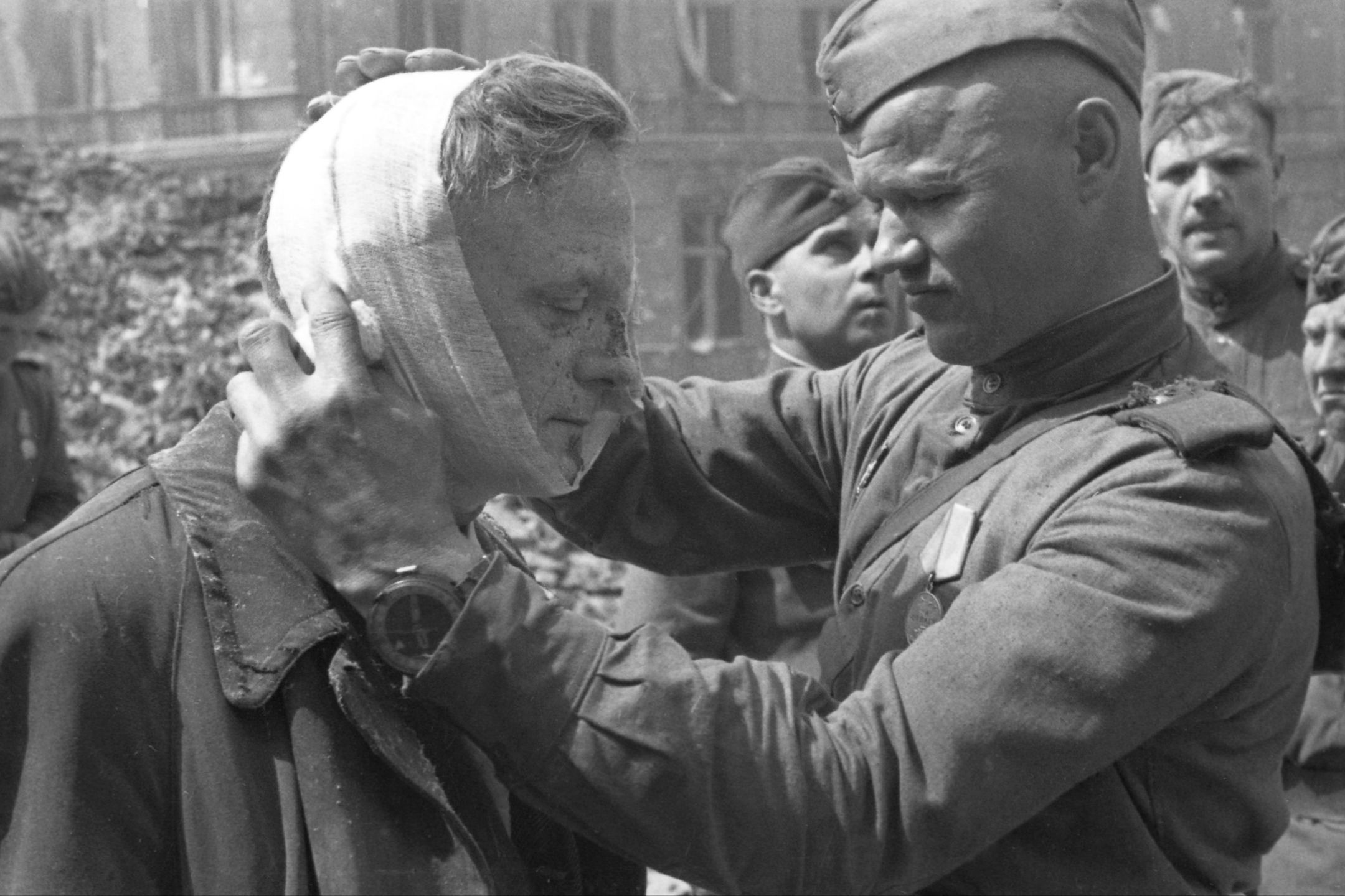 Okazali współczucie w piekle wojny. Te zdjęcia chwytają za serce 6