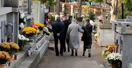 Policja ostrzega Polaków. Nigdy nie zabieraj tego na cmentarz
