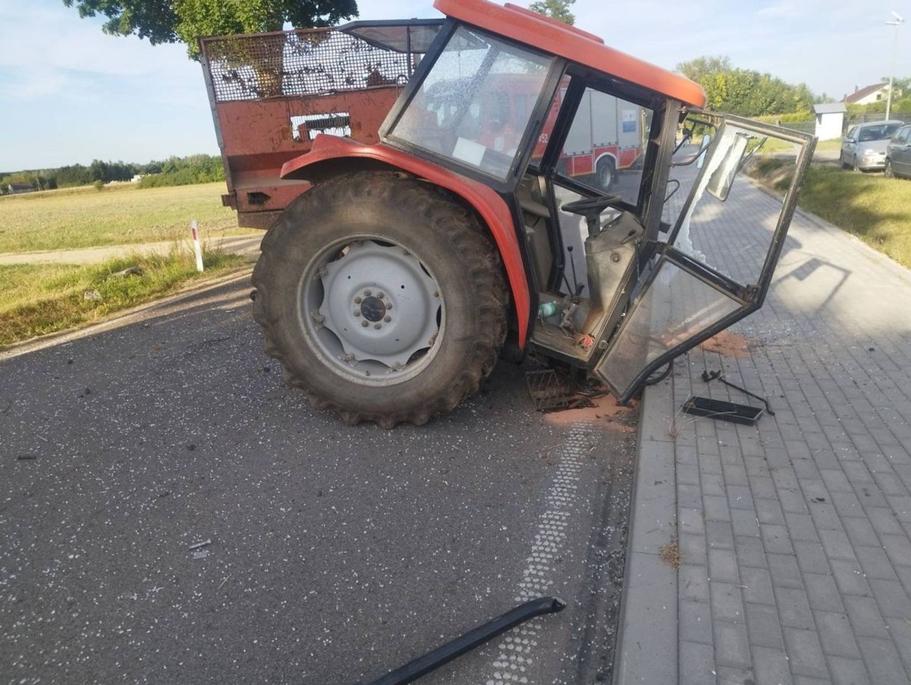 Nowa Wrona: Po zderzeniu z oplem z ciągnika odpadł przód. Groźny wypadek na drodze wojewódzkiej