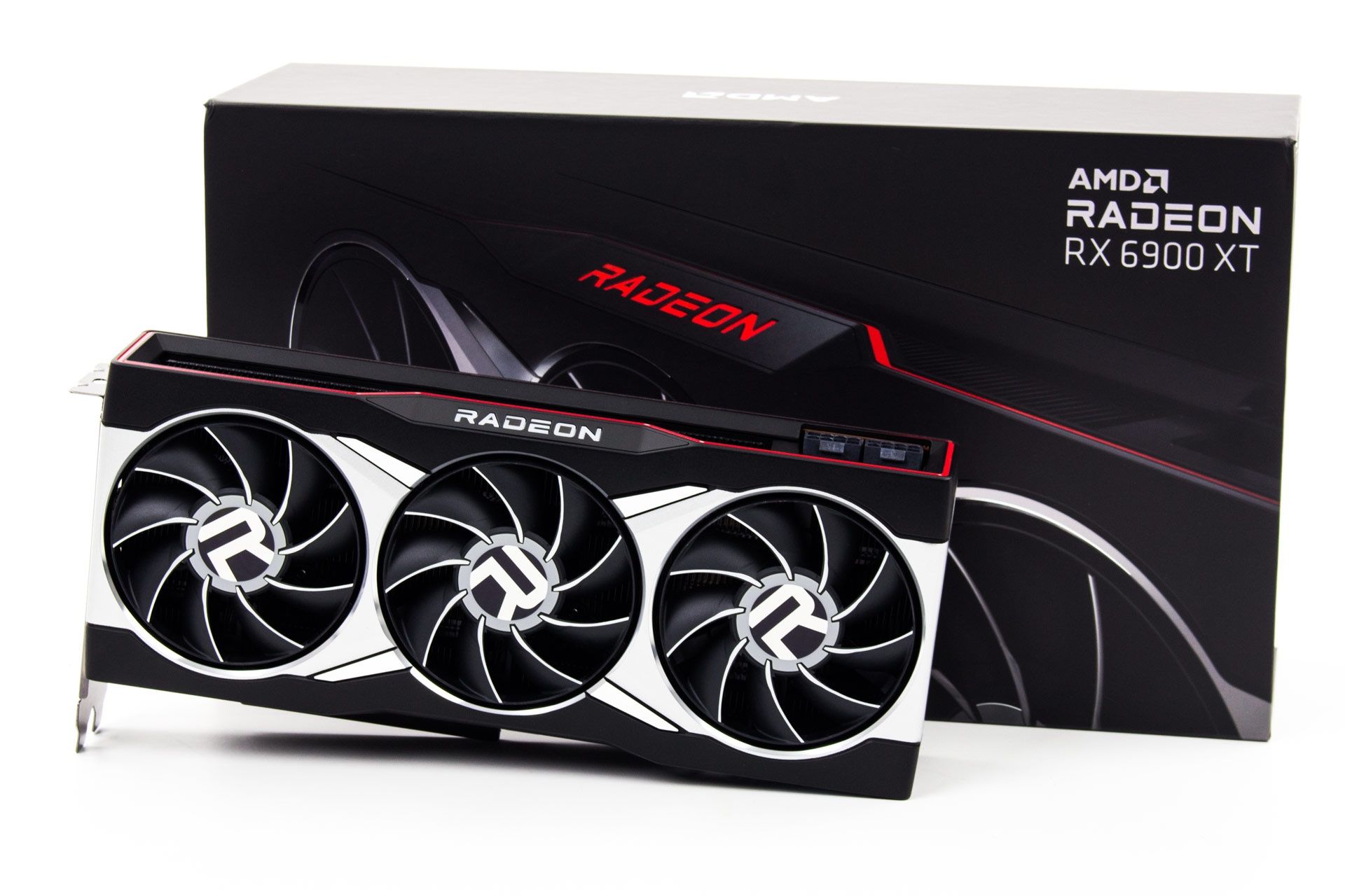 AMD Radeon RX 6900 XT - obok pudełka
