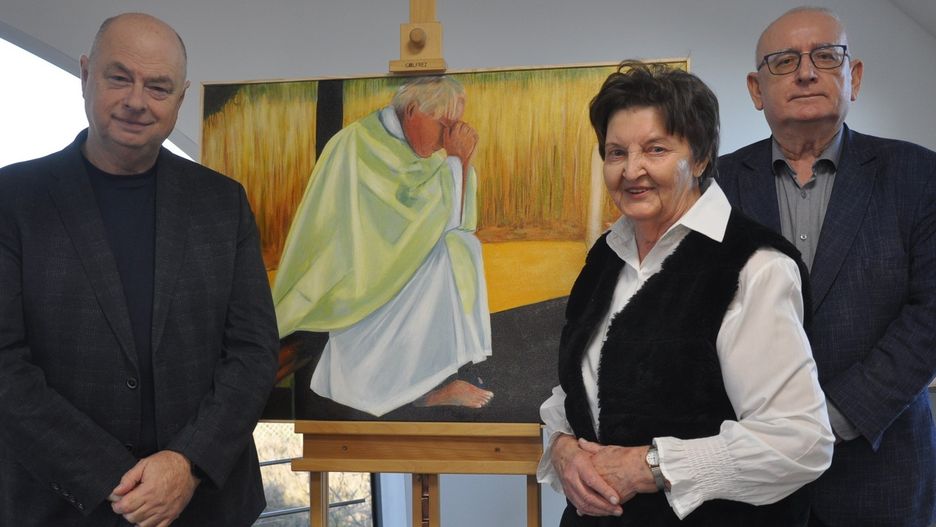 Wystawę poświęcona księdzu Marcelemu Prawicy można oglądać w KSWP w Końskich