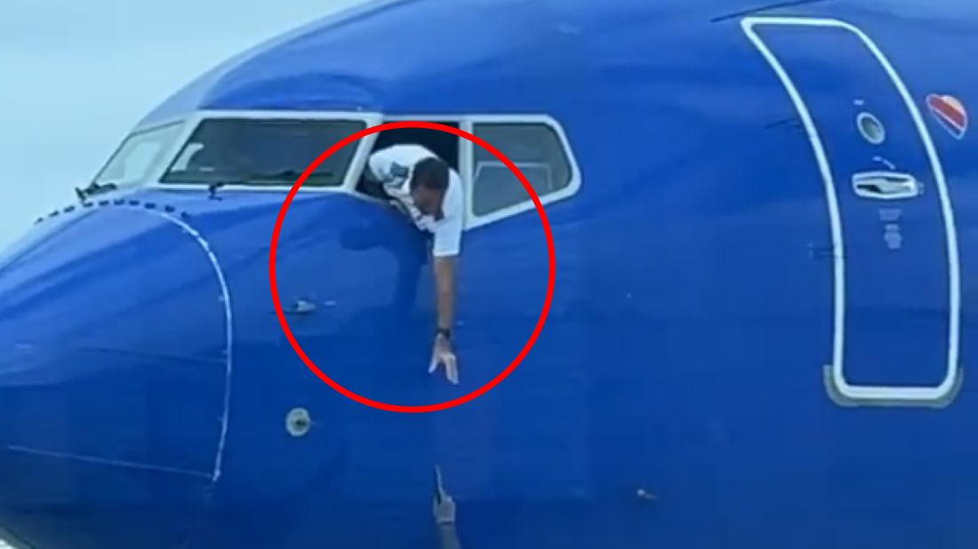 Pilot wychylił się z okna, żeby odzyskać telefon pasażera