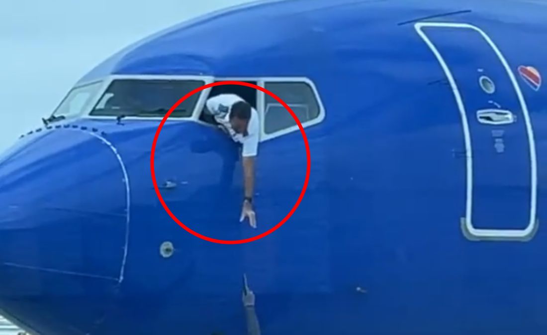 Pilot wychylił się z kokpitu. Chciał odzyskać przedmiot należący do pasażera