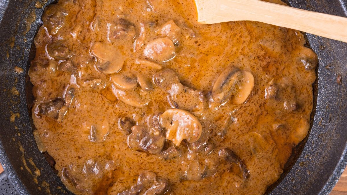 Strogonow z pieczarkami to nasz polski klasyk na jesienne święta