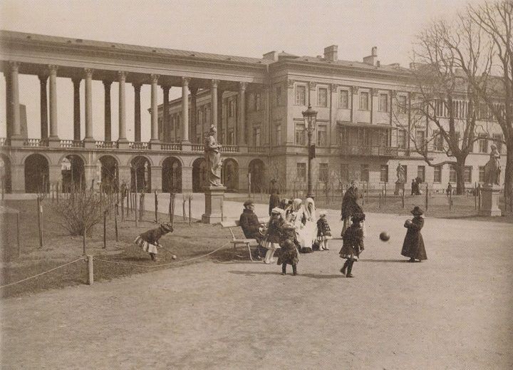 Warszawa. Od 1944 roku po budowli, zburzonej przez Niemców po Powstaniu Warszawskim, pozostał jedynie fragment, w którym jest Grób Nieznanego Żołnierza