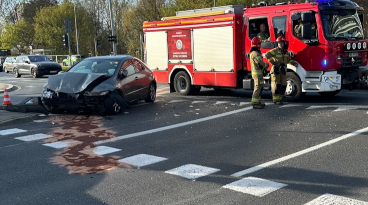 Zderzenie trzech aut w Alei Wilanowskiej.