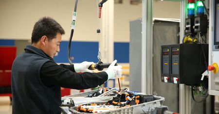Rosnąca sprzedaż to zła wiadomość dla aut elektrycznych. Przestoje w produkcji