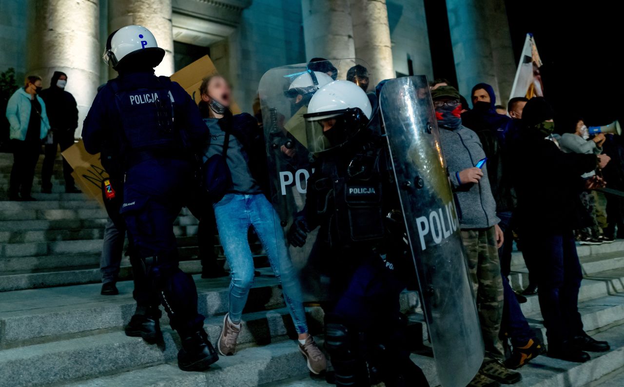 Policja interweniuje podczas protestu przed archikatedrą w Katowicach.
