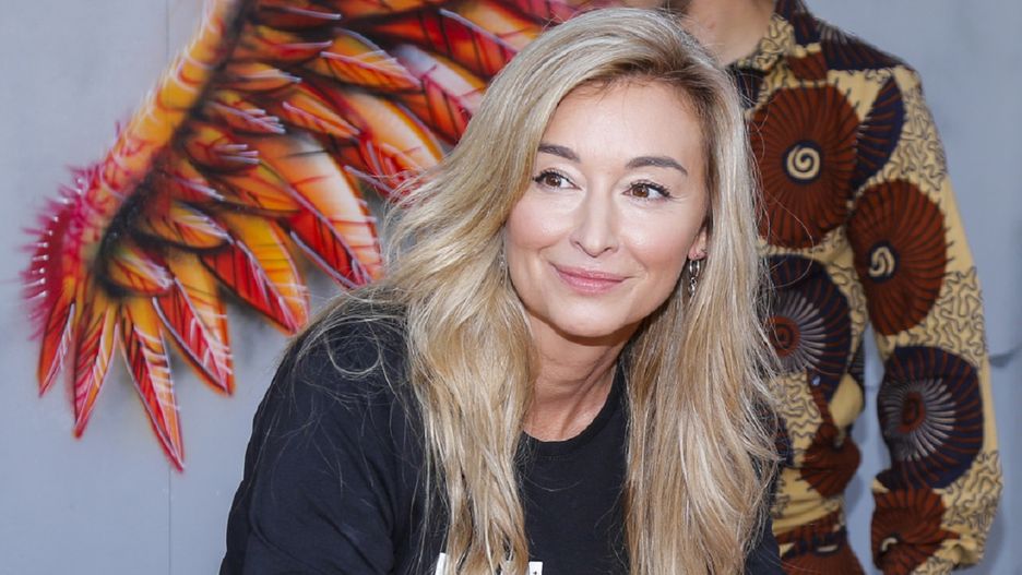 Martyna Wojciechowska w czerwonej sukni pod Pałacem Kultury