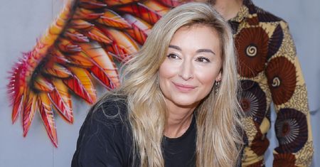 Martyna Wojciechowska jest piękna. Pozuje w czerwonej sukni z odważnym dekoltem