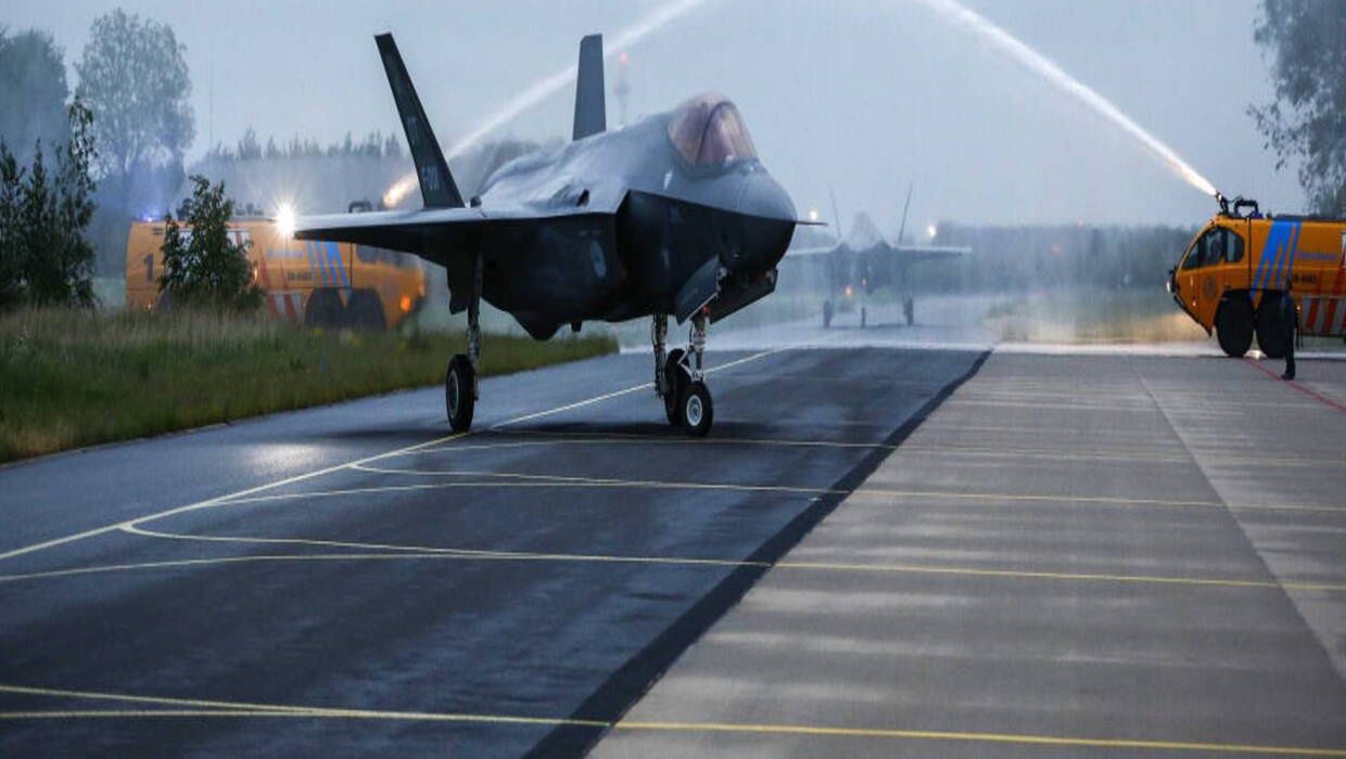 Arrival F-35C in Netherlands
epa05325778 The first two Dutch F-35C Lightning II joint striker fighter aircrafts land in Leeuwarden, The Netherlands, 23 May 2016. The F-35 program is an international effort wherein the United States worked with eight partner nations, including the Netherlands, to design and develop the F-35.  EPA/VINCENT JANNINK 
Dostawca: PAP/EPA.
VINCENT JANNINK
