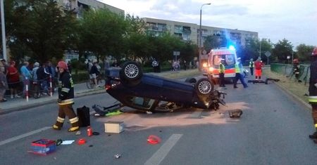 Dachowanie samochodu osobowego na ulicy Jana Pawła II