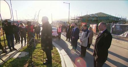 Niecodzienna konferencja. Wyrzucił premiera z trawnika