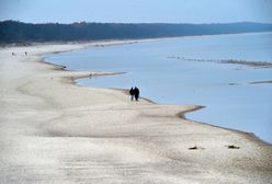 Dźwirzyno. Porzucone, zdemolowane auto na plaży