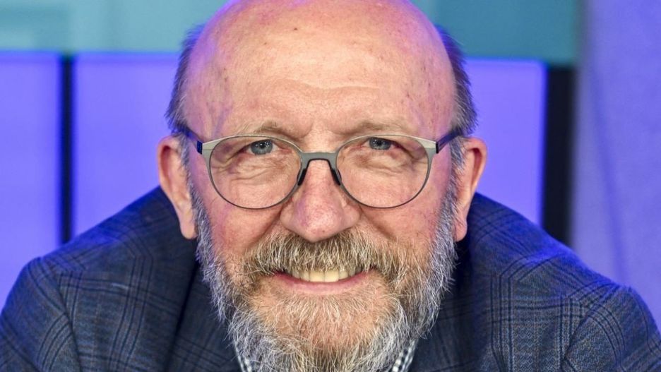 Artur Barciś, znany i ceniony aktor, od 1988 roku dzieli swoje życie z Beatą Baran. Para ma syna Franciszka, który również związał swoje życie z branżą filmową, pracując jako montażysta i grafik komputerowy. Rodzina Barcisiów cieszy się spokojnym życiem w domu położonym w malowniczej okolicy pod Warszawą.Na zdjęciu Artur Barciś na próbie medialnej &#34;Bez hamulców&#34;. Rok 2024. Zajrzyjcie do naszej galerii i zobaczcie, jak dziś wygląda Beata Barciś, żona Artura Barcisia, aktora znanego z gry w takich filmach jak &#34;Ranczo&#34; czy &#34;Miodowe lata&#34; &gt;&gt;&gt;&gt;