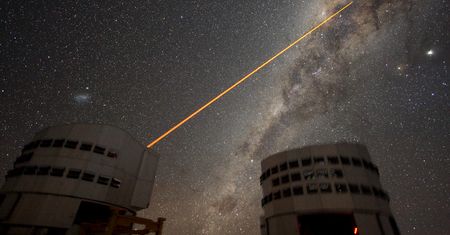 Gwiazdy za bardzo mrugają? Laserami w nie!