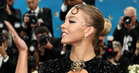 Sydney Sweeney na Gali MET 2025 wręcz oślepiała. Jej błyszcząca kreacja miała drugie dno