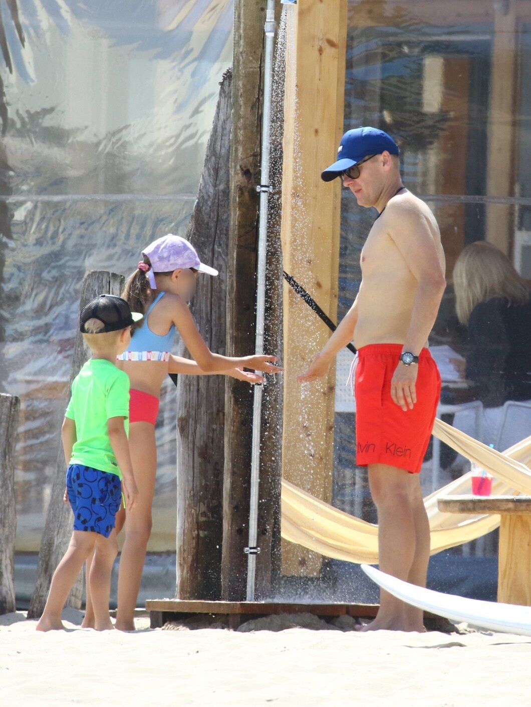 Marcin Mroczek wypoczywa nad morzem z żoną i synami