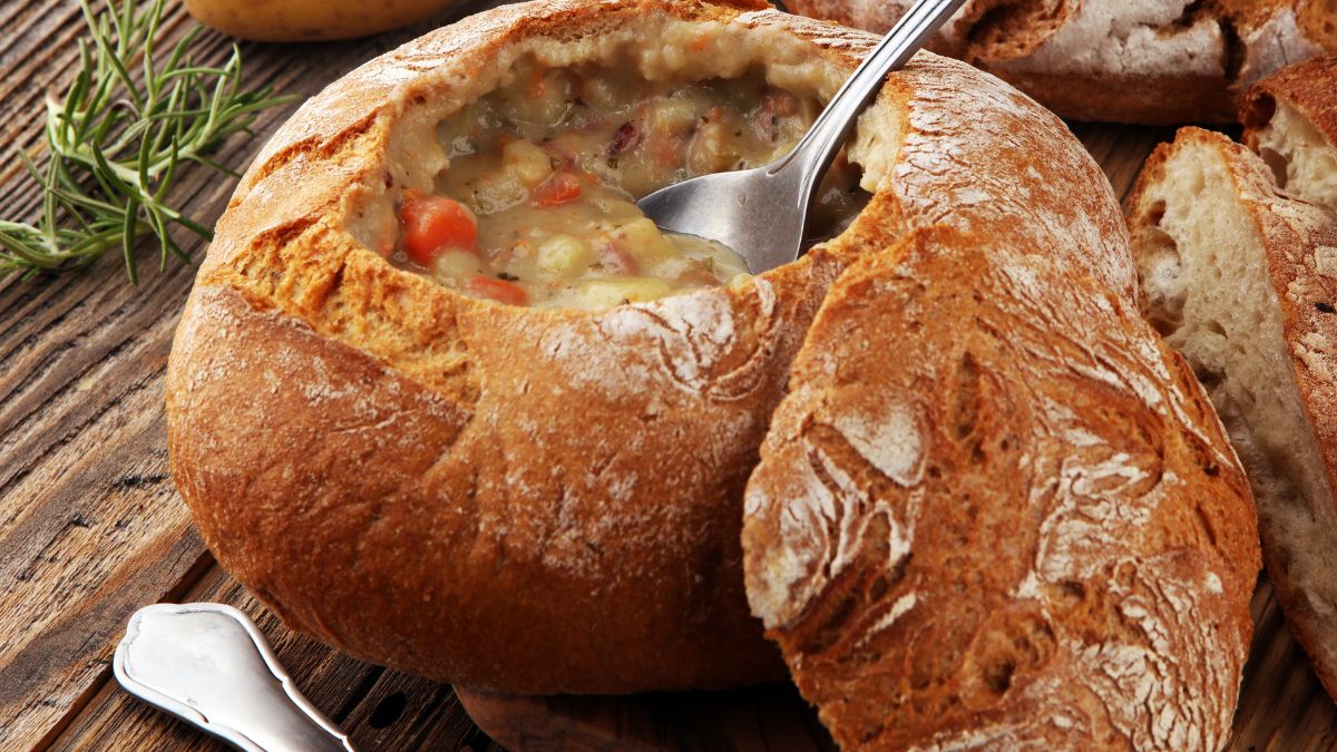 Żurek podaj w domowym chlebie