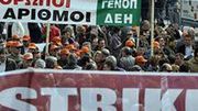 Grecy protestujący przeciwko zaciskaniu pasa