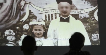 Kolejna ofiara księdza pedofila ujawnia swoją historię: "Wsunął rękę pod kołdrę i zaczął masować mojego penisa"