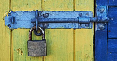 Łatkowy Wtorek października: przejęcie UEFI, ucieczka z Hyper-V i błąd w IPv6