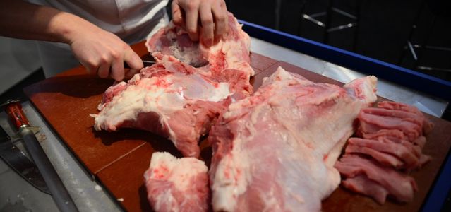 Sawicki w Kijowie ma rozmawiać o wznowieniu eksportu polskiego mięsa