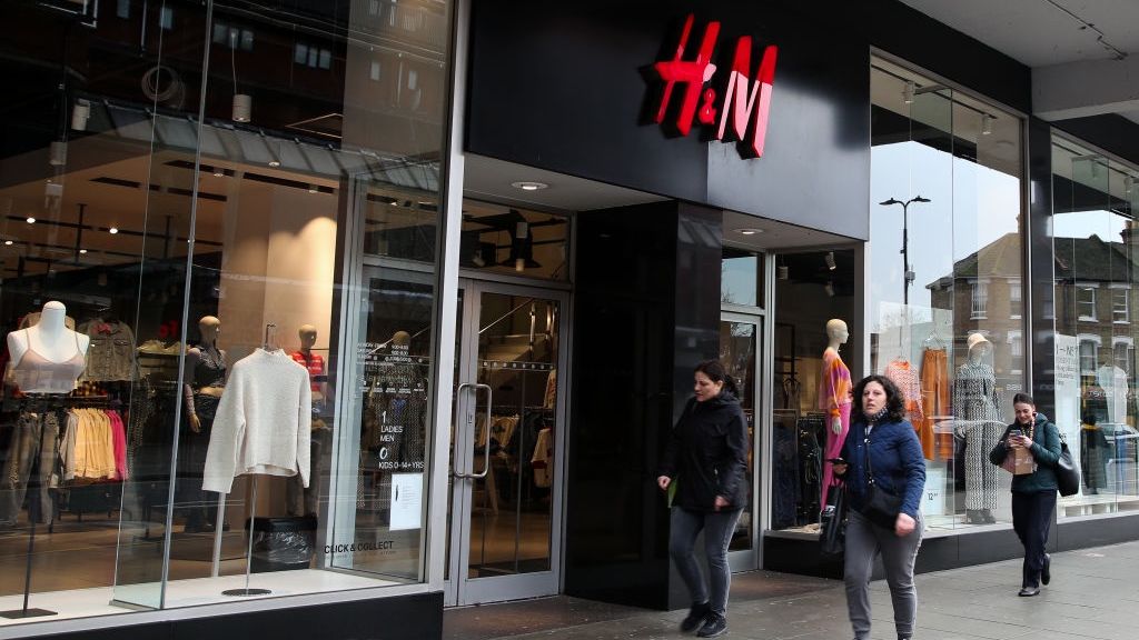 H&M zawiesza sprzedaż w Rosji.