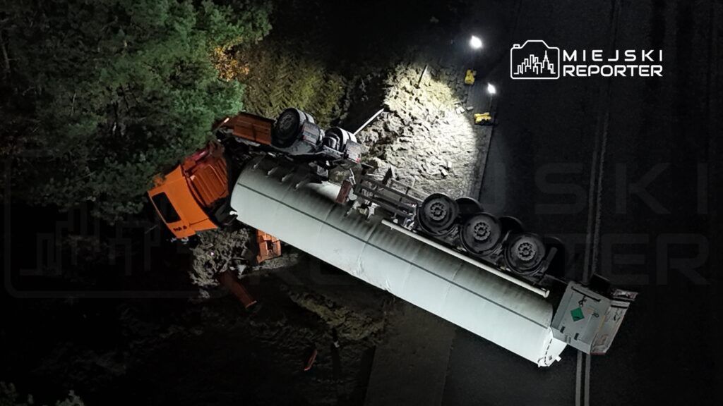 Skuszew: Dachowanie cysterny przewożącej ciekły azot pod Warszawą