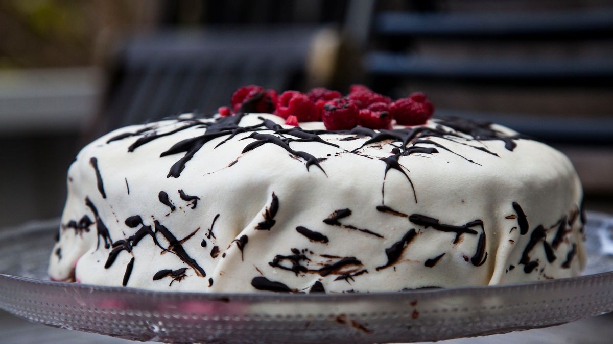 Ciasto biszkoptowe w polewie waniliowej